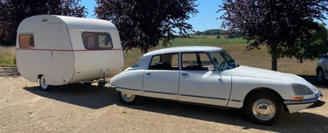 citroen ds avec sa caravane